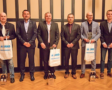 2022 0414 - Náchod - 11. Galavečer krajského fotbalu - 024 8. Trenér desetiletí - kategorie mládež, cena Josefa Součka Mgr. Jaroslav Pleva Milan Vítek Martin Firbacher