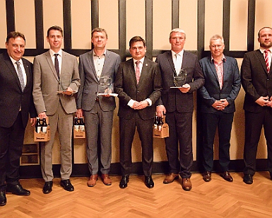 2022 0414 - Náchod - 11. Galavečer krajského fotbalu - 017 6. Cena Miloše Jóna - Fotbalový starosta 2020-2021 Ing. Zdeněk Praus (Častolovice) Aleš Svoboda (Hořice) Ing. Rostislav Petrák (Červený Kostelec)